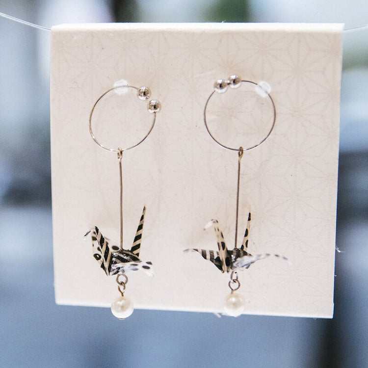 家田紙工 | 紙鶴夾式耳環(白底黑點)