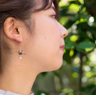 家田紙工 | 紙鶴夾式耳環(白底黑點)