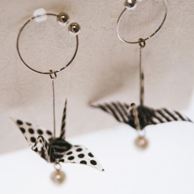 家田紙工 | 紙鶴夾式耳環(白底黑點)