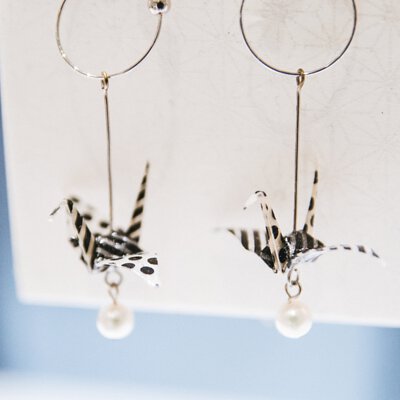 家田紙工 | 紙鶴夾式耳環(白底黑點)